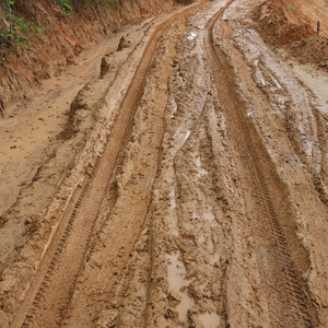 道路湿泥泞的乡村