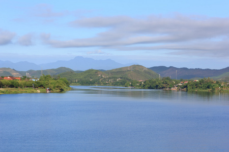 河与山