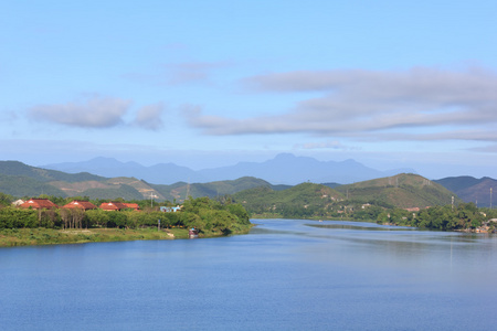 河与山