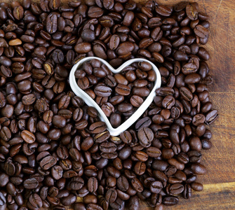 背景的咖啡豆与一颗白色的心