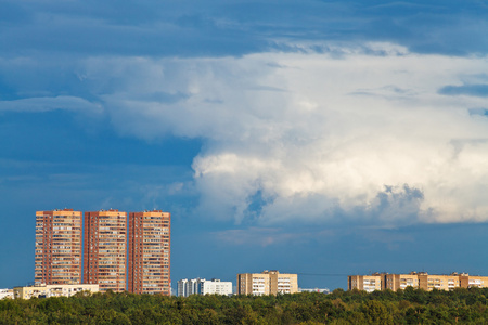 mrk bl regniga molnen ver Flervnings hus