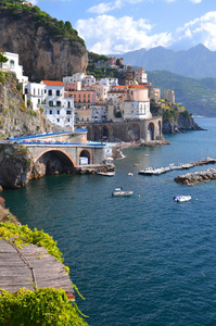风景优美的村庄 atrani 在意大利的阿马尔菲海岸的观