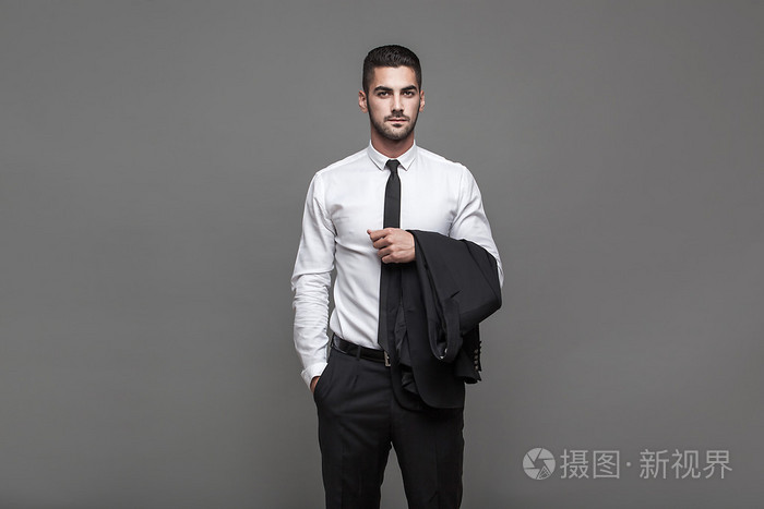 英俊优雅的男人,在灰色的背景上照片-正版商用图片1gnvqs-摄图新视界