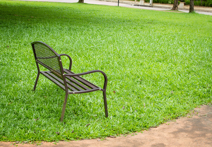 公共公园形象的木制公园长凳。