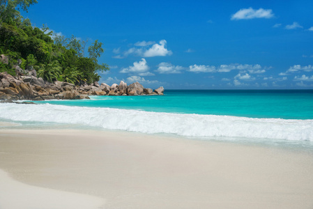 在普拉兰岛，塞舌尔的热带海滩昂斯乔