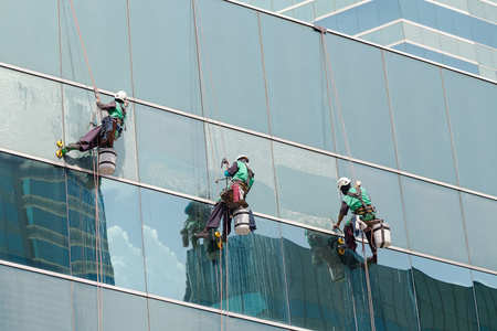 组工人清洗高层建筑上的 windows 服务