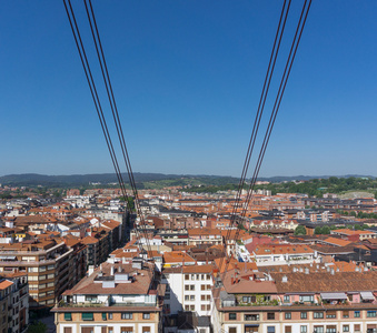 屋顶从 getxo 从 bizkaia 悬索桥的视图