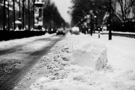 暴风雪后被雪覆盖的汽车