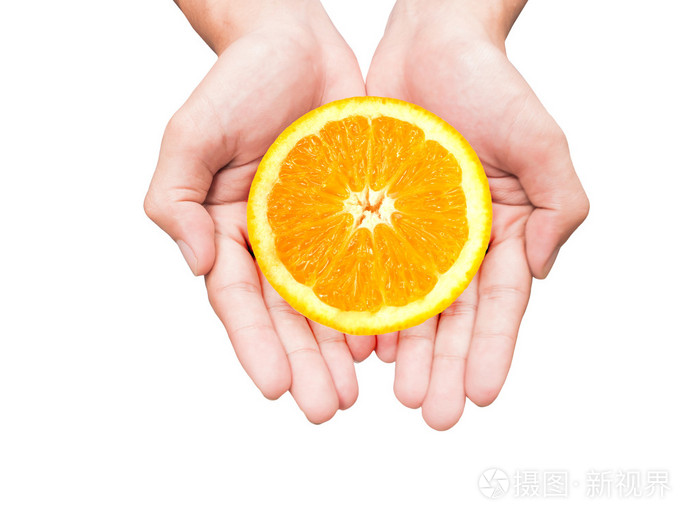 手里拿着橙子切片的