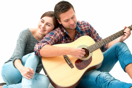 年轻夫妇玩吉他