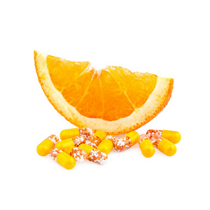 维生素丸和橙色水果图片