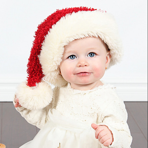 小女孩戴着圣诞老人的帽子