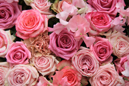 山黧豆和玫瑰的婚礼花束
