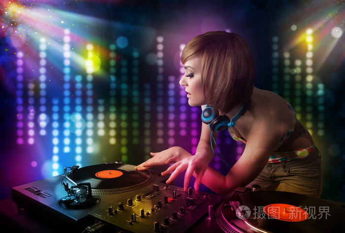 dj 女孩在迪斯科舞厅与光显示播放歌曲