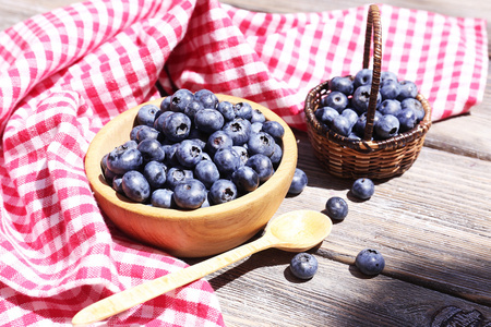 在木桌上的新鲜蓝莓