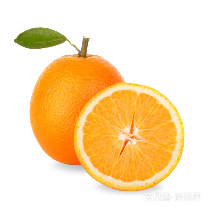 孤立在白色背景上的新鲜橘子的切片