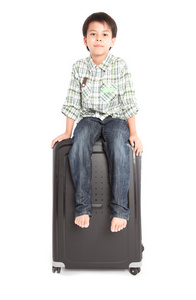 站着一个手提箱的男孩