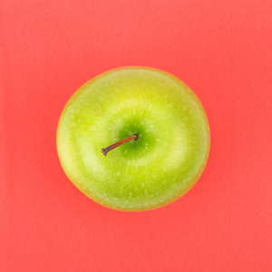 青苹果上一张红色的餐巾纸