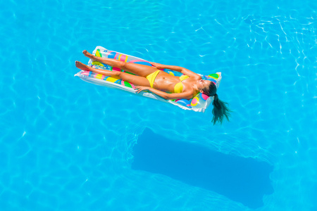 一个女孩在一个游泳池是放松