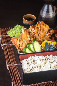 日本料理。午餐盒套餐的背景