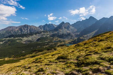 从徒步越过 tatra 山脉的景色。波兰。欧洲