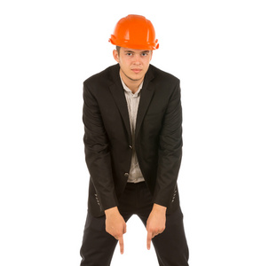 年轻的工程师在黑色服装和橙色头盔