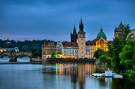 在伏尔塔瓦河河 查尔斯桥和在布拉格，捷克共和国的塔上的夜景