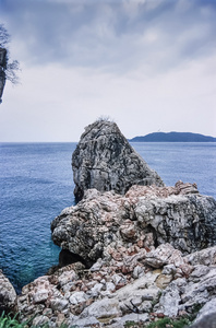 多岩石的海岸线附近圣斯特凡岛