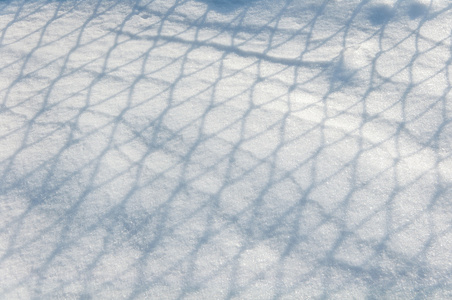 从金属网格雪地上的阴影