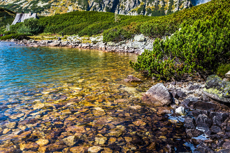 越过 tatra 山脉，波兰 5 湖泊流域的高山湖泊