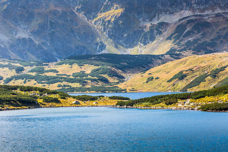 越过 tatra 山脉，波兰 5 湖泊流域的高山湖泊