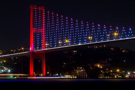 从伊斯坦布尔，土耳其的博斯普鲁斯海峡大桥