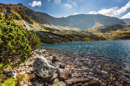 越过 tatra 山脉，波兰 5 湖泊流域的高山湖泊