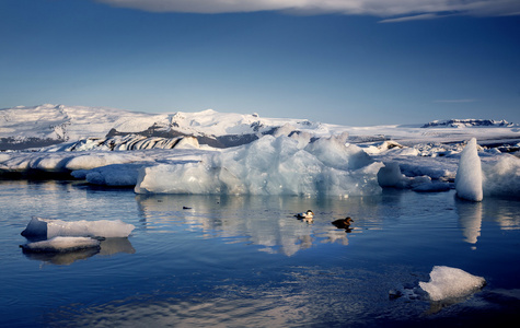 视图中的冰川湖，jokulsarlon，冰岛在日落