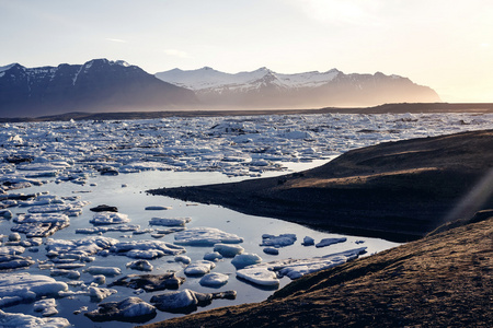 视图中的冰川湖，jokulsarlon，冰岛在日落