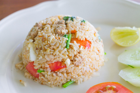咸蛋炒猪肉，米饭吃泰国菜