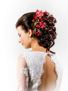美丽的新娘与时尚婚礼发型
