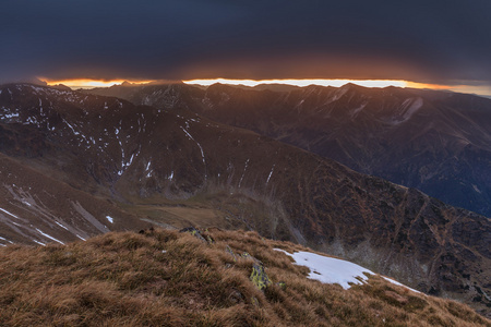 在 fagaras 山日出