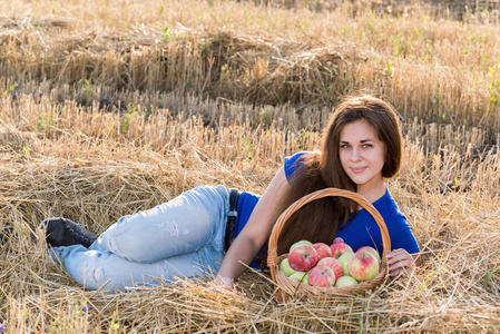 十几岁的女孩与一篮子苹果领域