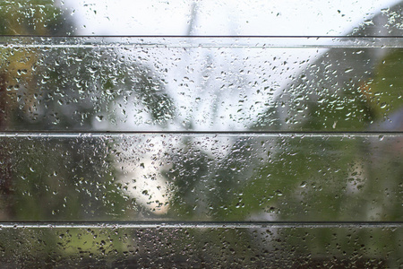 雨后落在百叶窗玻璃窗上