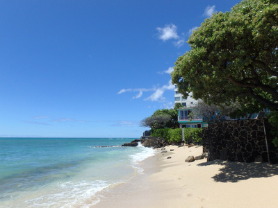 与海浪，napakaa 岩浆岩墙和  的 makalei 海滩