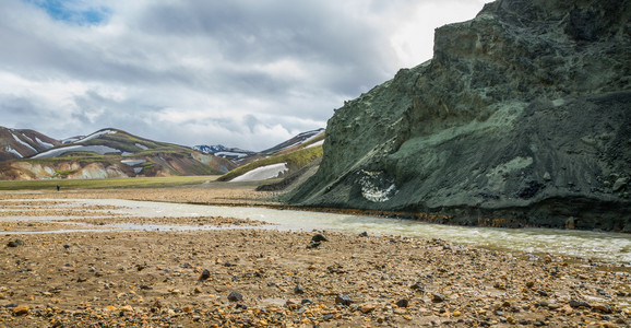 landmannalaugar 令人难以置信的风景与游客 河 绿山