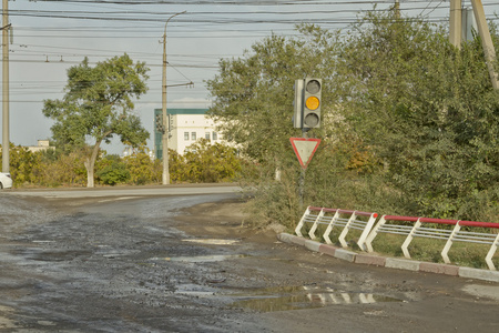 城市道路被布满裂缝 坑洞和凹坑