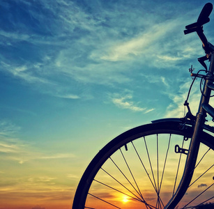 辆漂亮的自行车剪影，夕阳下，越南农村