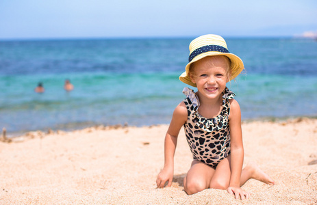 可爱的小女孩在地处热带的海滩玩得开心