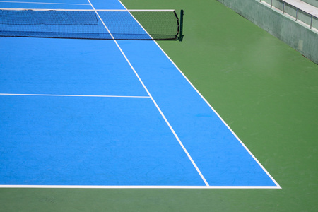 蓝色和绿色的网球场