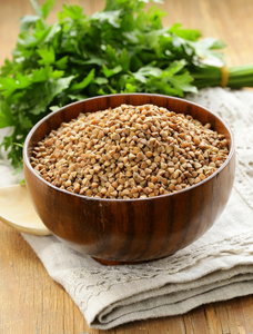 原料荞麦去壳在一个木碗在桌子上