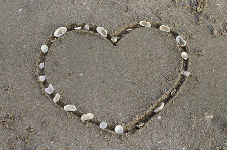在海边沙滩上的一颗心