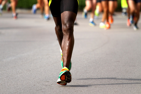 赛跑者与运动鞋在路马拉松期间
