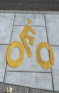 在人行道上的自行车符号路径
